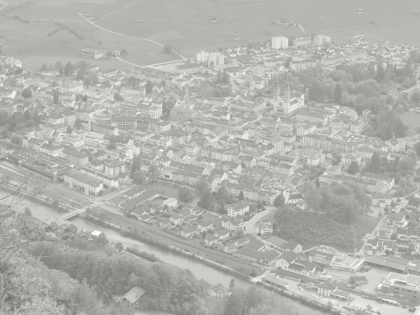 Panoramablick auf Glarus und die umliegende Bergwelt