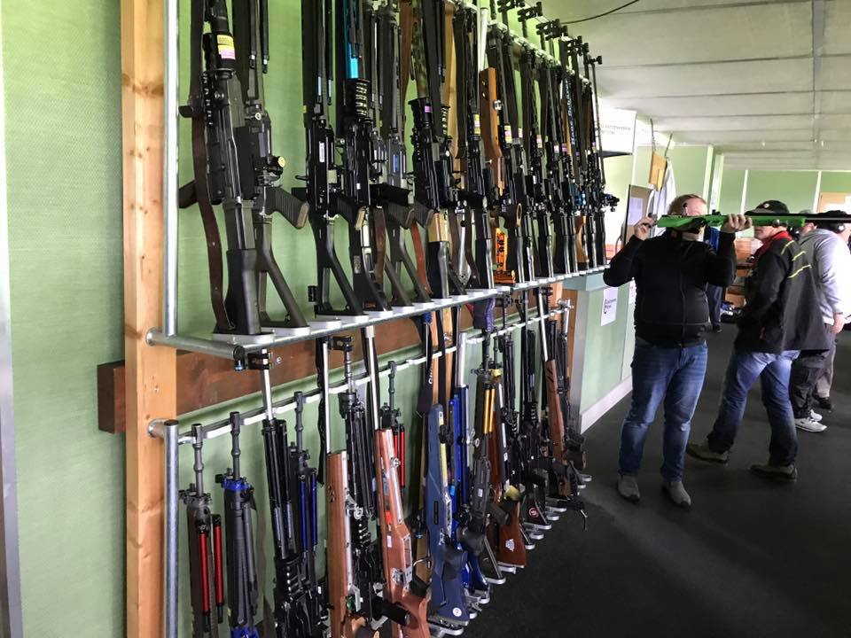 Sportgewehre im Gewehrrechen einer 300-Meter-Schiessanlage